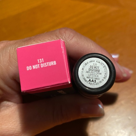 MAC Amplifed Creme Lipstick Do Not Disturb - Picture 9 of 16